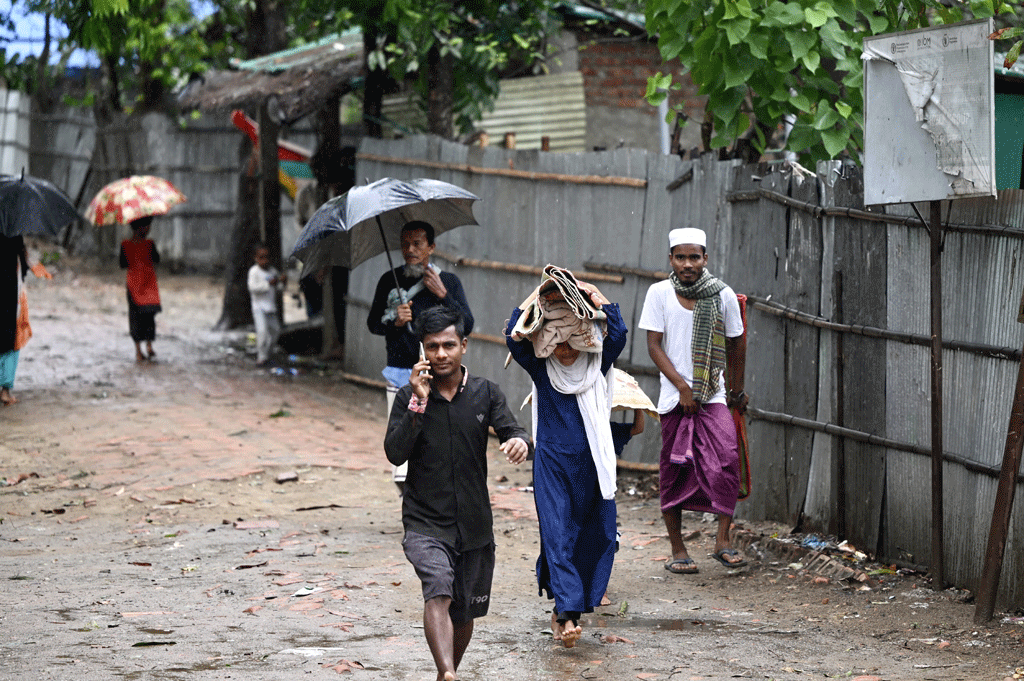 Powerful cyclone barrels towards Myanmar, Bangladesh; 400,000 evacuated