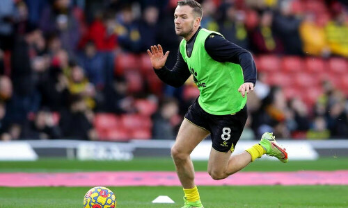 Former Man Utd midfielder Cleverley announces retirement
