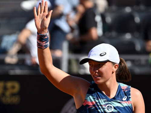 Top seed Swiatek powers past Zhu to launch Wimbledon title quest