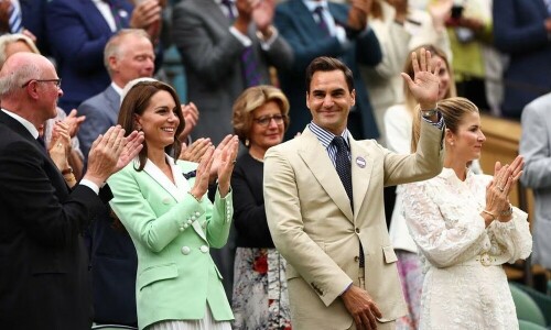 Federer wows Wimbledon crowd from royal box