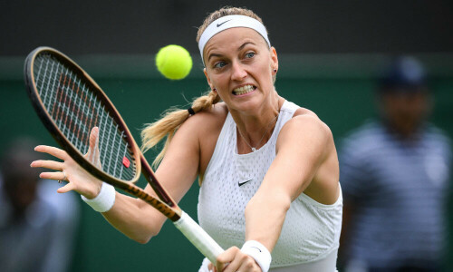 Kvitova stays on track for 3rd Wimbledon title