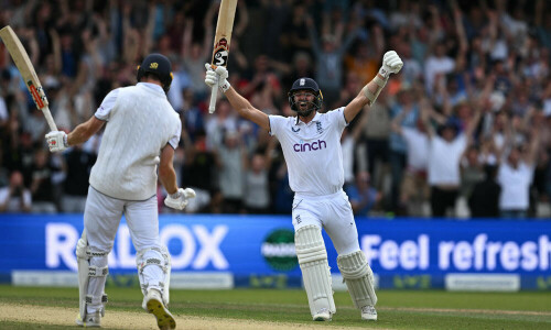 England beat Australia in thriller to keep Ashes hopes alive