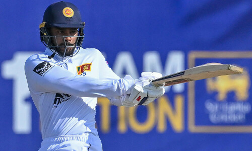 De Silva leads Sri Lanka&rsquo;s fight against Pakistan in Galle Test