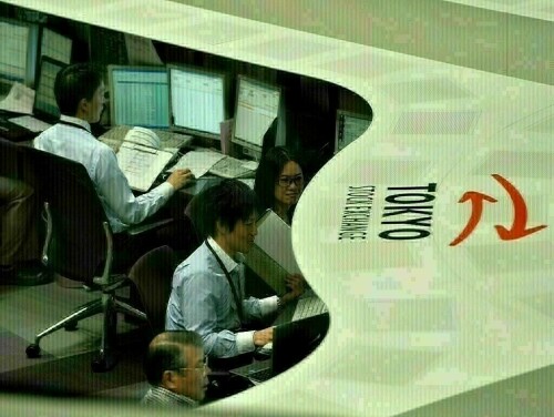Japan&rsquo;s Nikkei snaps two-day winning streak amid chip stock slide