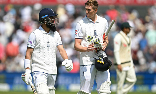 Starc strikes before England&rsquo;s Moeen Ali completes all-round double