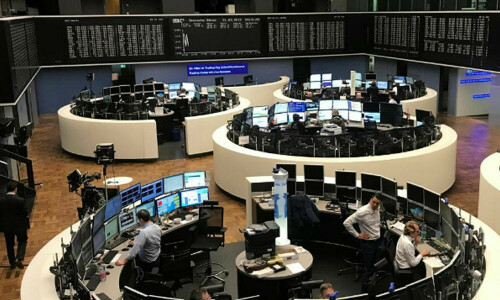 European shares end at 1-month high, tech stocks tumble