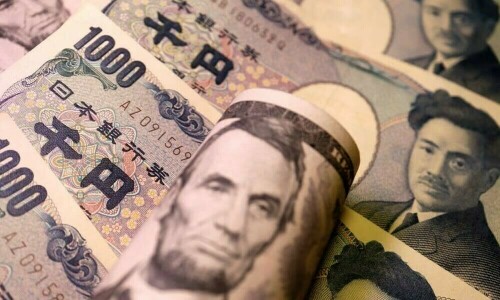 Yen pressured as traders wait on policy decisions