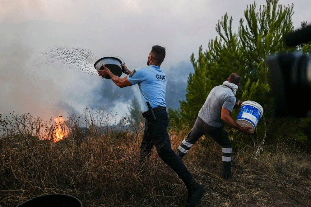 Hundreds of firefighters scramble to put out Portugal wildfire Hundreds of firefighters scramble to put out Portugal wildfire