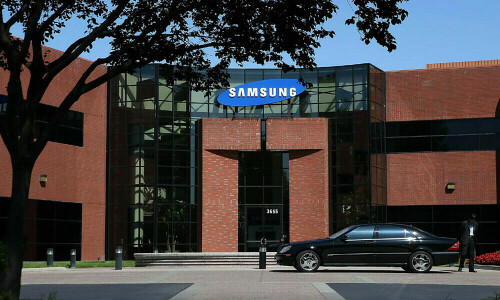 Samsung to extend production cuts after $7bn chip loss in H1