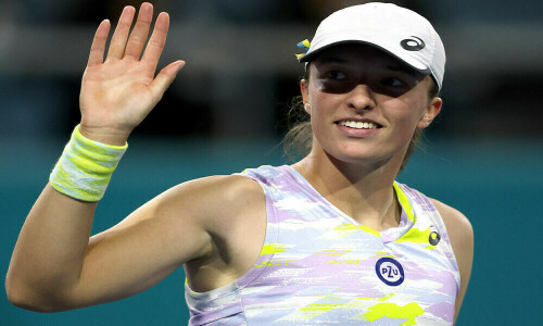 Swiatek into Warsaw quarters as Muchova crashes out