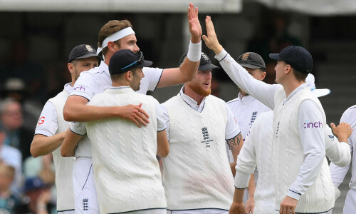 Broad double sparks Australia collapse in fifth Ashes Test