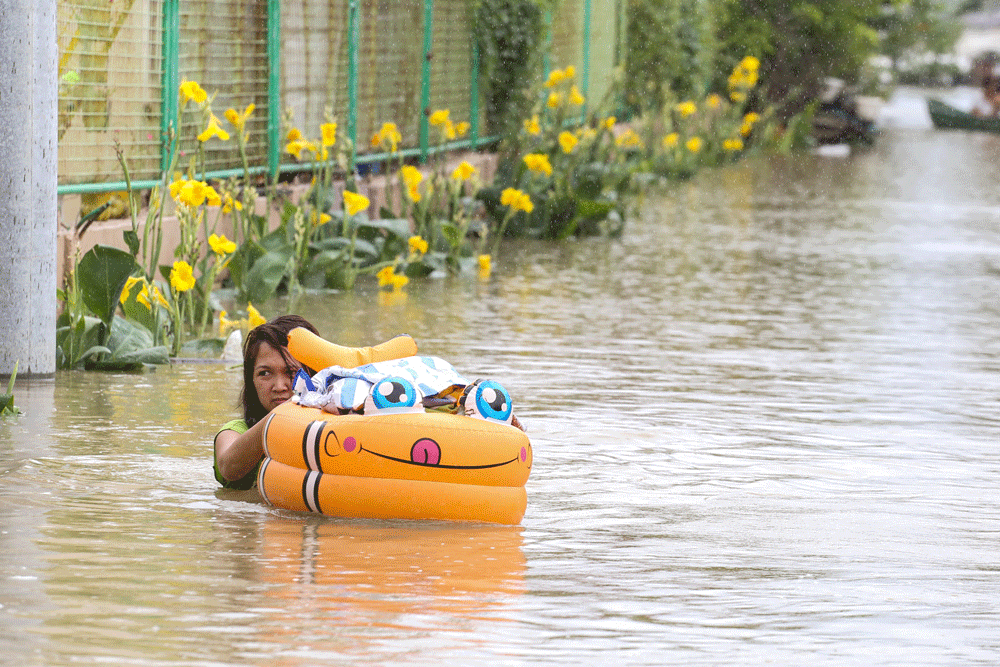 Typhoon Doksuri: Thousands flee their homes as heavy rain lashes Beijing