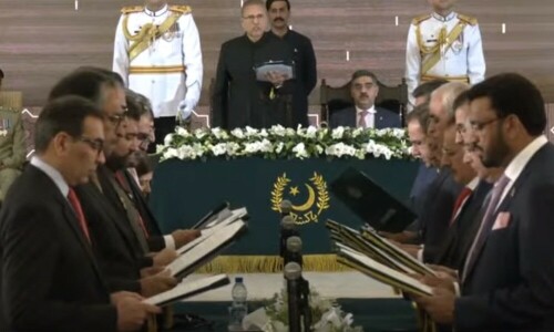 President Alvi administers oath to caretaker PM Kakar&rsquo;s cabinet