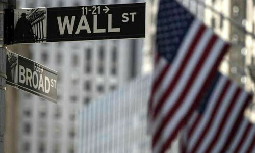 US stocks edge up as investors assess rate hike risks