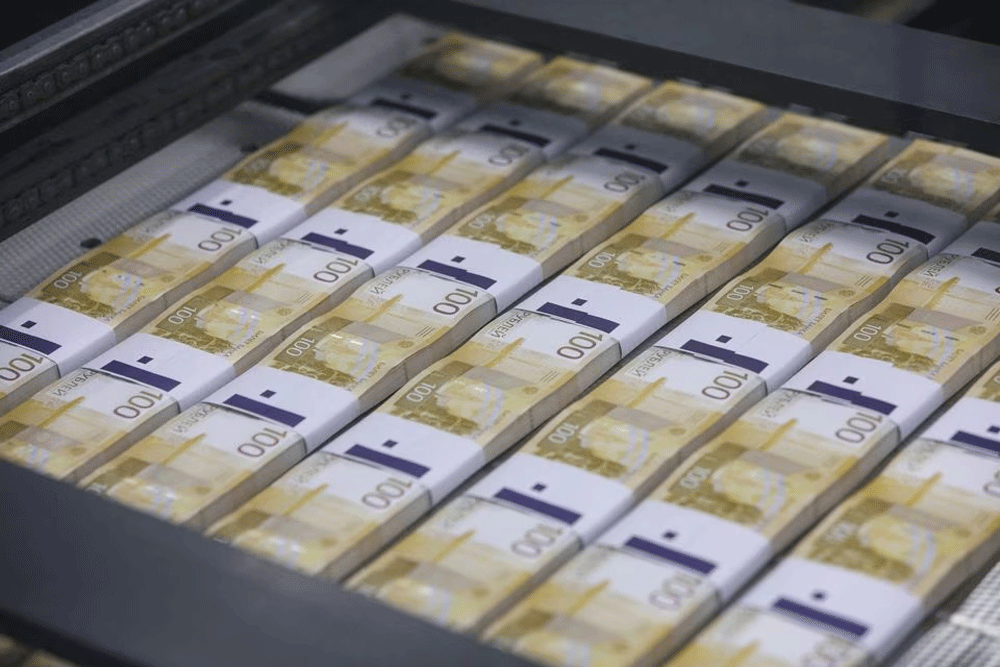 Rouble weakens to 94 vs dollar, waiting for tax payment support
