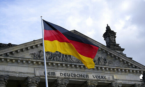 Germany agrees to ease citizenship rules