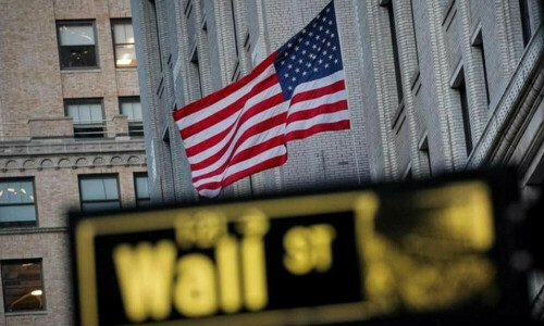 US stocks rise as retailers report mixed results