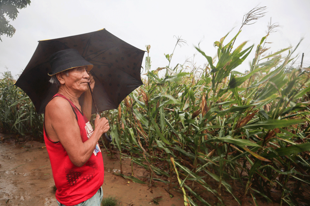 Hundreds flee floods as super typhoon brushes past Philippines