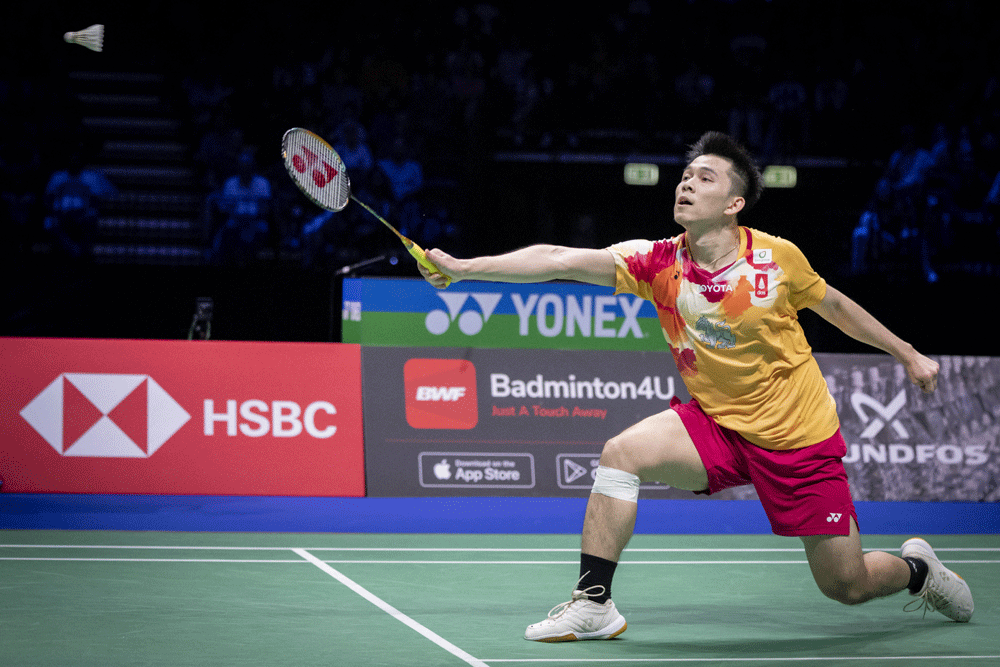 Thailand&rsquo;s Kunlavut spills blood to win badminton world crown