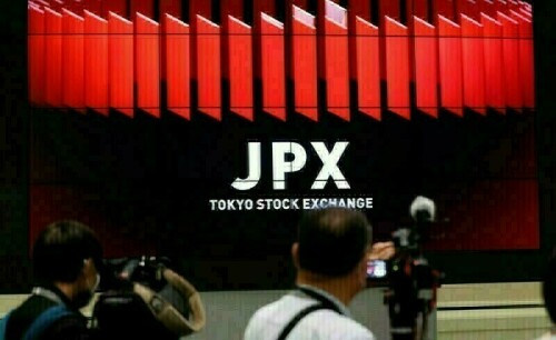 Japan&rsquo;s Nikkei touches 2-week top on Wall Street boost
