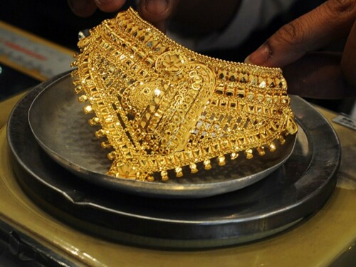 Gold near 3-week high as markets cut back US rate hike bets