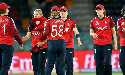 England&rsquo;s women cricketers awarded match fee parity with men