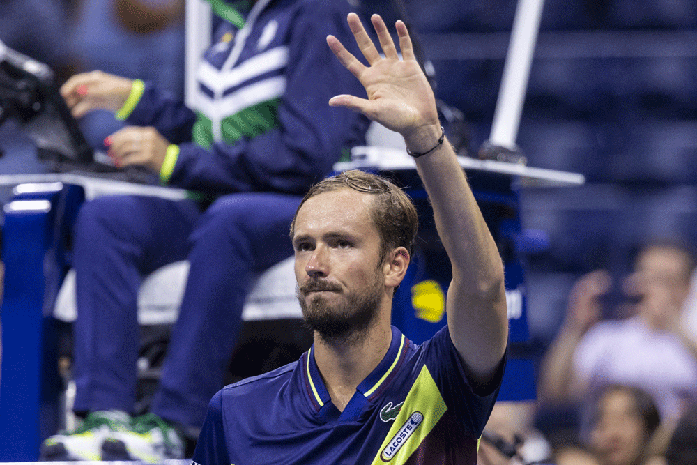 Medvedev halts Baez to reach US Open last 16