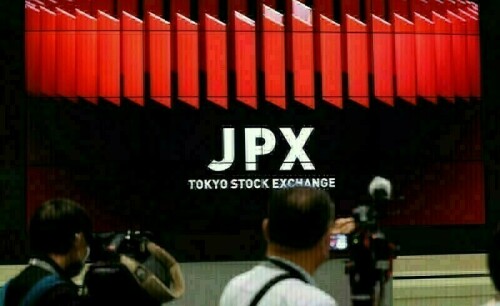 Japan stocks renew highs amid weaker yen, optimism over US, China