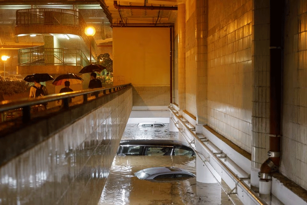 Hong Kong&rsquo;s heaviest rain in at least 140 years floods city streets, metro