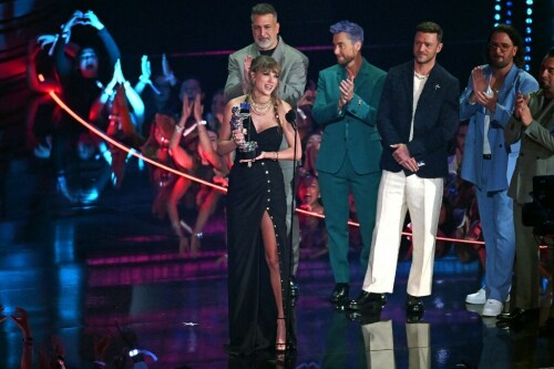 Taylor Swift wins top honor at MTV&rsquo;s Video Music Awards