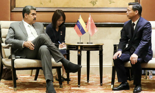 China, Venezuela sign agreements on economy, trade, tourism