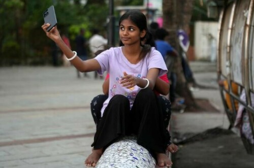 Chance encounter transforms girl from Mumbai slum into teenage model, internet influencer