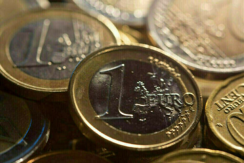 Euro gains; yen flounders ahead of central bank bonanza