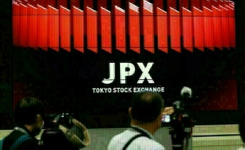Nikkei falls ahead of central bank meetings, chip shares drag