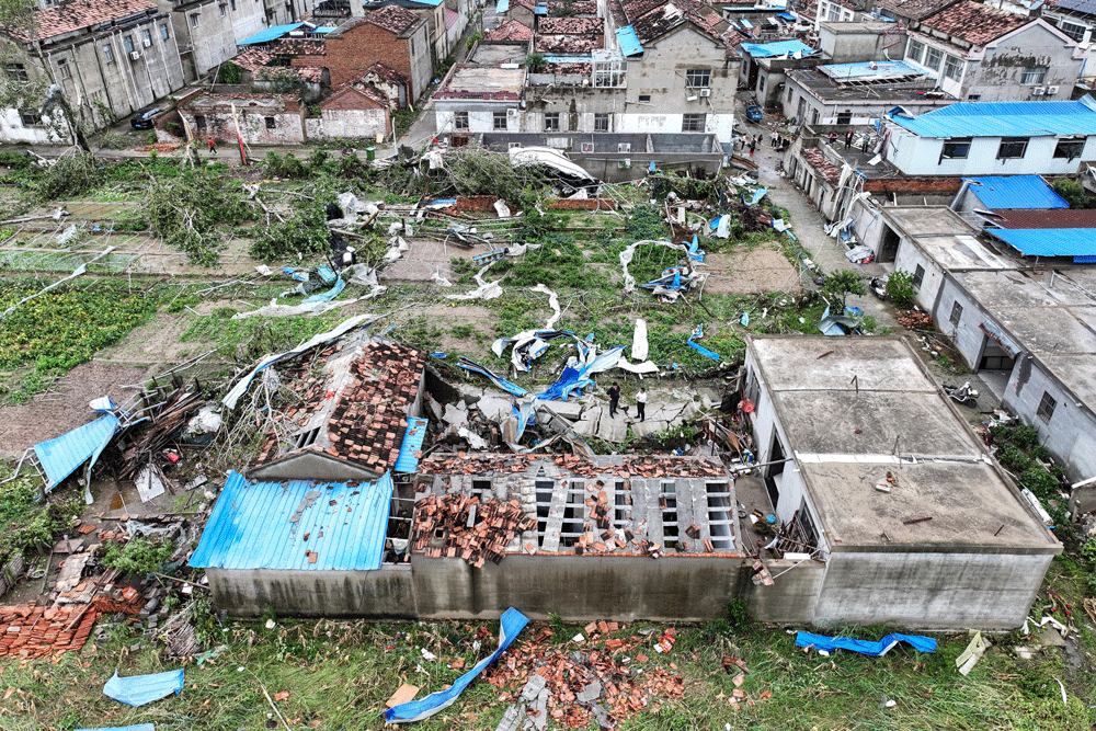 Tornado in eastern China kills 10, hundreds relocated