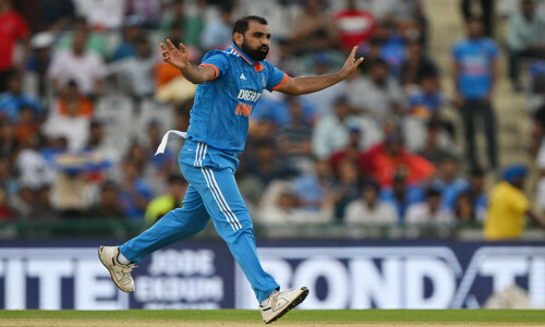 Shami restricts Australia at 276 in first India ODI