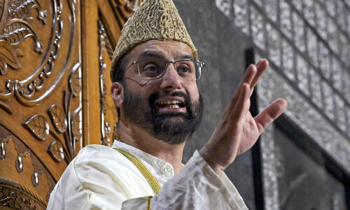 India frees Kashmiri leader Mirwaiz Umar Farooq after four years