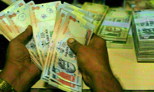 Indian rupee poised to test record low as oil prices, US yields climb Indian rupee poised to test record low as oil prices, US yields climb