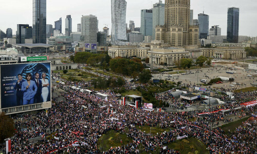 Thousands gather in Warsaw for opposition rally ahead of tight election