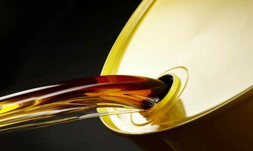 Oil steadies amid strong US dollar, mixed supply cues