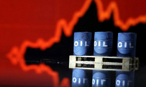 Oil falls after Saudi pledge; investors keep wary eye on Israel