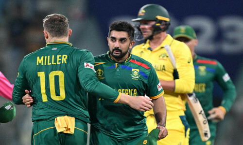 De Kock stars as South Africa crush go-slow Australia in World Cup