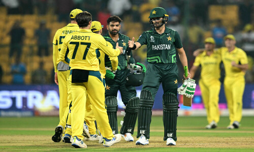 'Awesome' Warner, Marsh star as Australia down Pakistan at World Cup