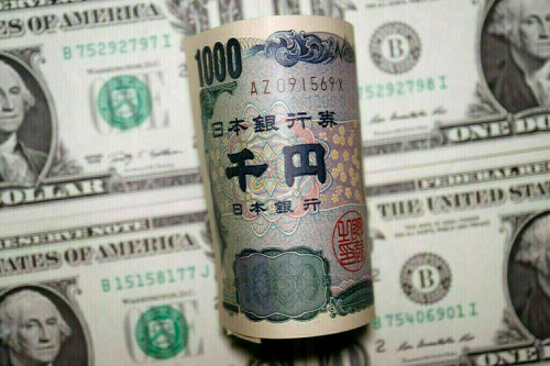 Dollar firm on high US bond yields, yen in focus