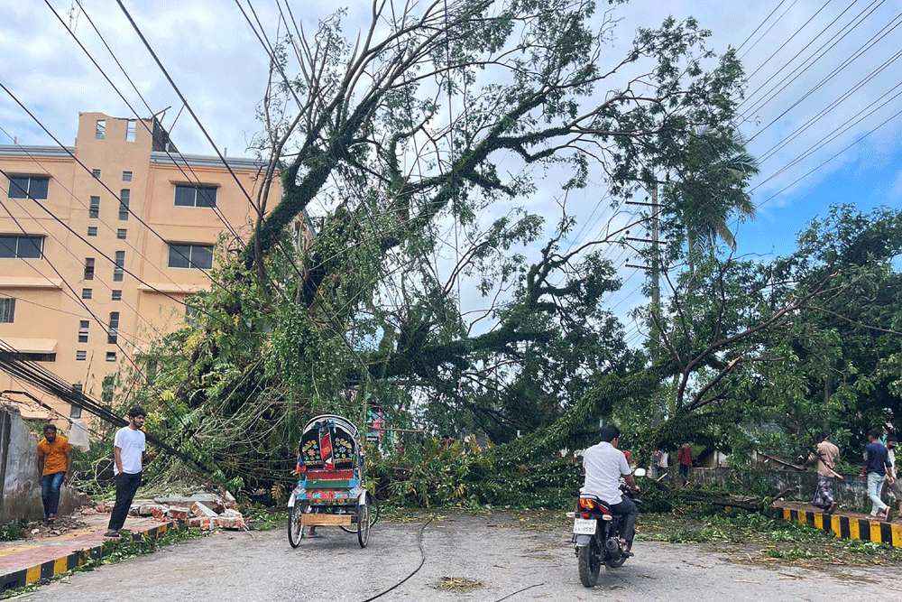 Two killed, nearly 275,000 flee Bangladesh cyclone