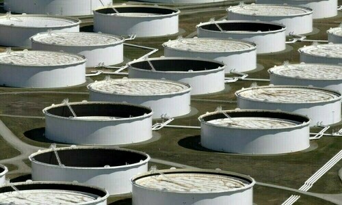 Oil falls after US stockpiles climb, Middle East tensions in focus