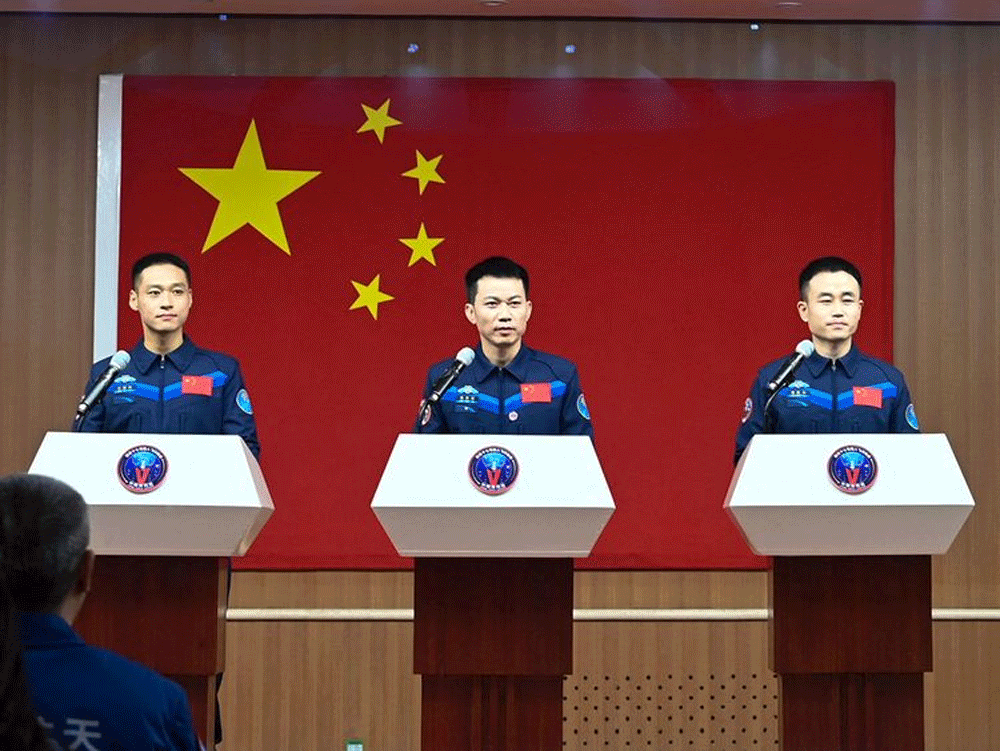 Chinese astronauts return to Earth after ‘successful’ mission Chinese astronauts return to Earth after ‘successful’ mission