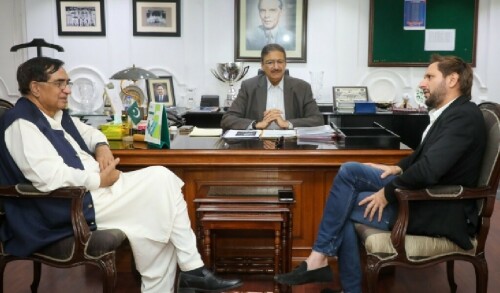 Shahid Afridi meets PCB&rsquo;s Zaka Ashraf, ends days-long &lsquo;hostility&rsquo;