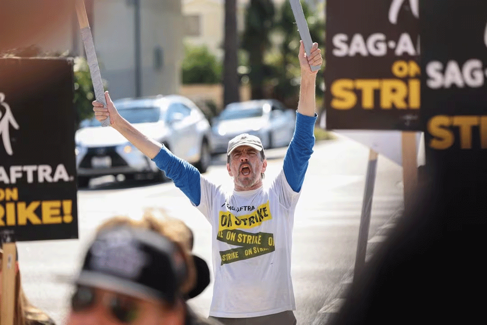 Striking actors agree deal with Hollywood studios