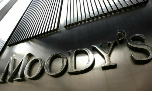 Moody&rsquo;s downgrades US debt rating outlook to negative
